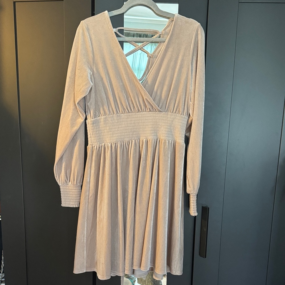 VENUS NWOT Long Sleeve V-Neck Dress